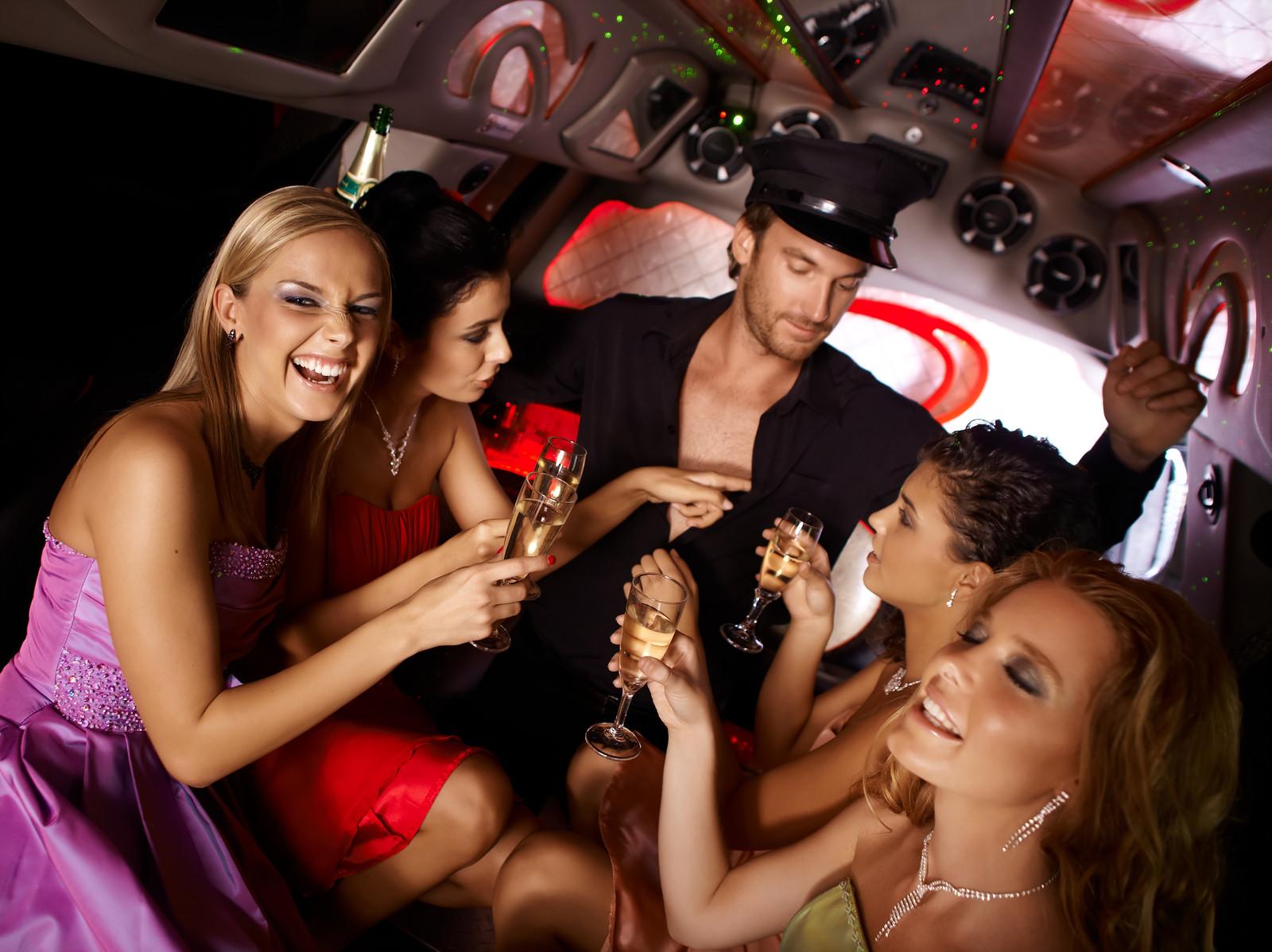 Заказать стриптиз в лимузине