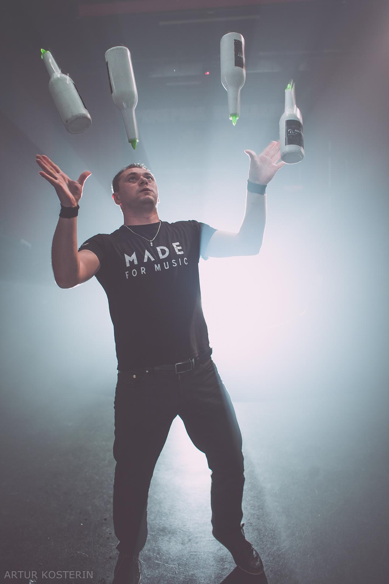 Бармен шоу и Пирамида из шампанского