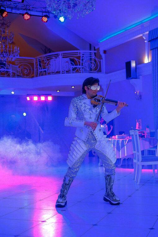 Скрипач и световое шоу